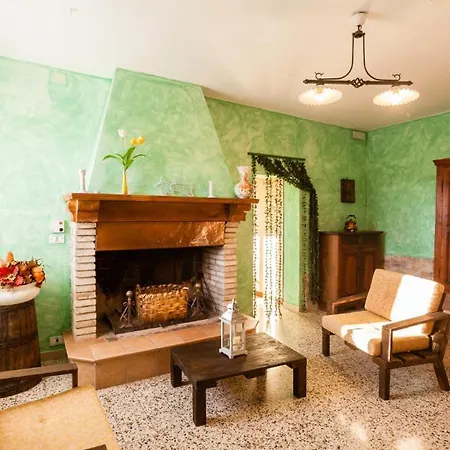 Sleeps 6 Pool Wifi Apartment